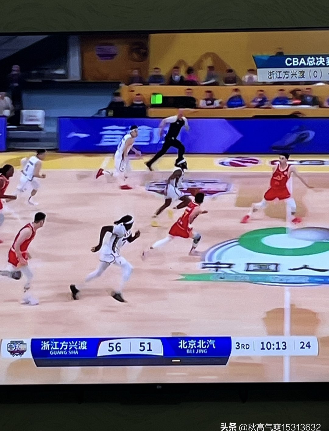 精彩比赛中，球队对决情绪高涨，谁能笑到最后？