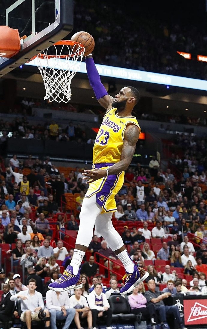 星空体育链接-关于詹姆斯季后赛表现抢眼，骑士经历艰难晋级的信息