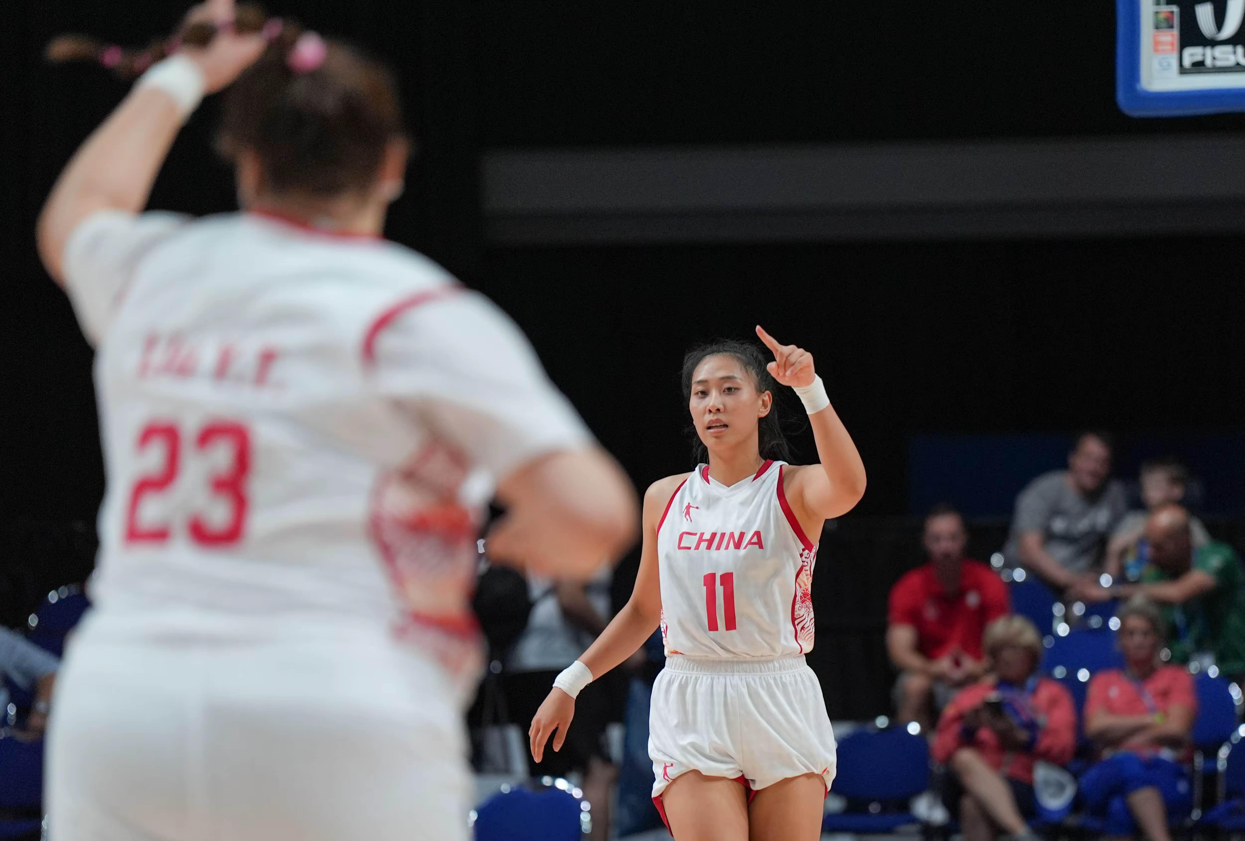 战将在比赛中奋勇搏击，为荣誉而战