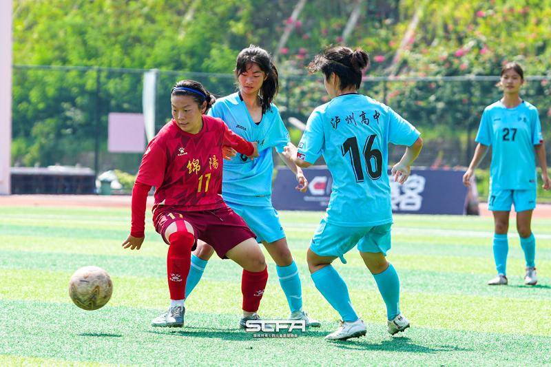 足球比赛中女性团队斩获佳绩